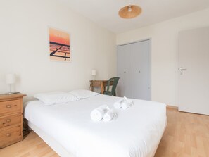 4 bedrooms, iron/ironing board, WiFi, bed sheets - LES AJONCS - 300m de la plage - Parking (Batz-sur-Mer)