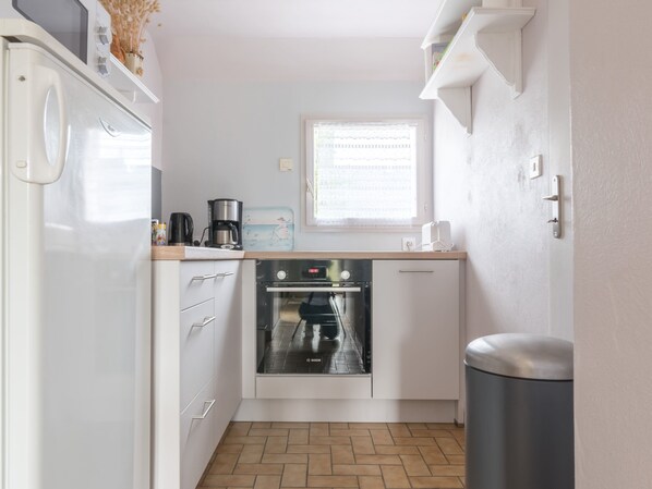 Kjøleskap, mikrobølgeovn, ovn og kokeplater