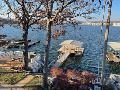 Charming! Cozy Lakefront Home with fantastic views, close to Bagnell Dam