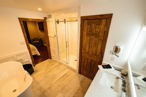 Luxe kamer | Badkamer | Een bad, handdoeken