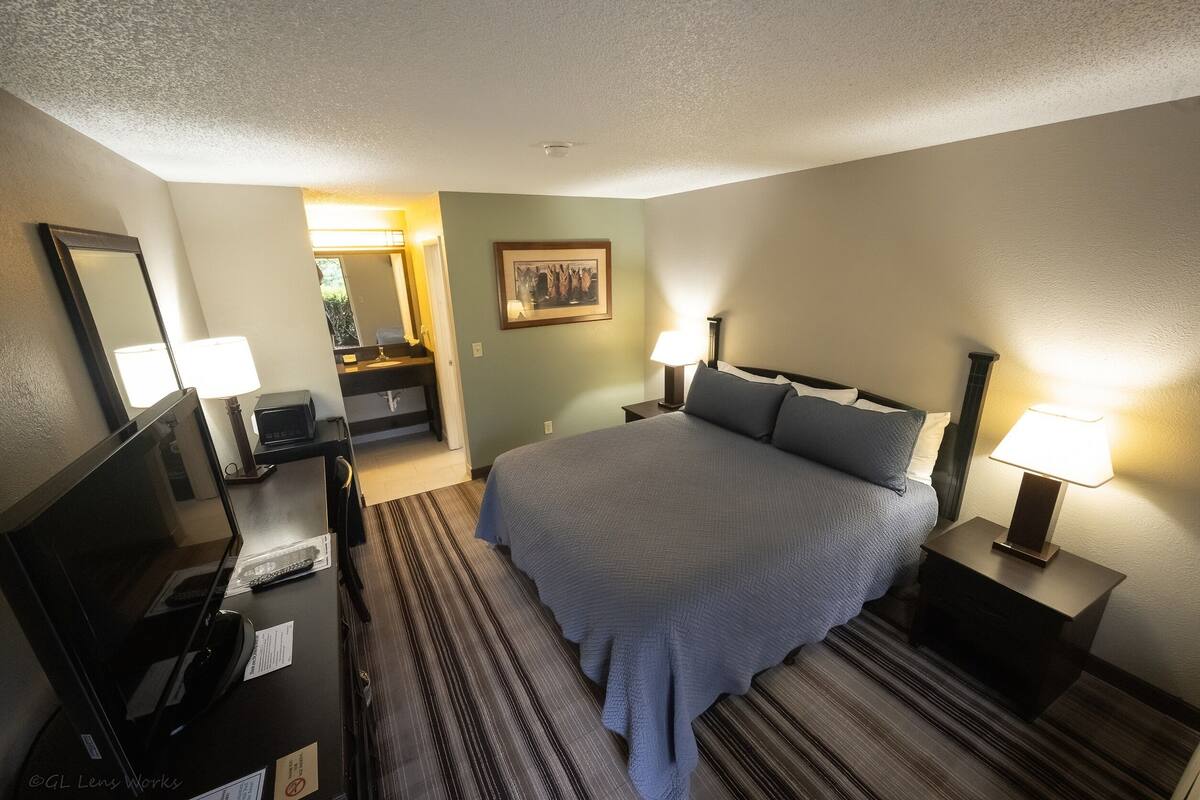 1 habitación, tabla de planchar con plancha, wifi gratis y ropa de cama