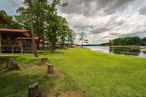 Setrika/meja setrika, Wi-Fi gratis, dan seprai linen