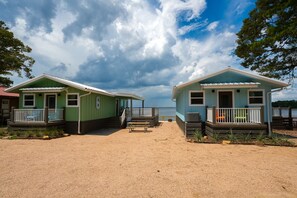 Lakeside Cottage | Iron/ironing board, free WiFi, bed sheets - Rayburn Resorts (Brookeland)