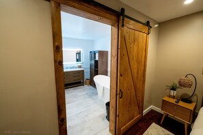 Bathtub, towels - Rayburn Resorts (Brookeland)