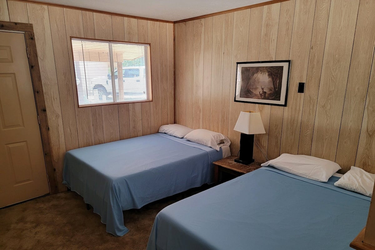 Habitación económica | 1 habitación, tabla de planchar con plancha, wifi gratis y ropa de cama