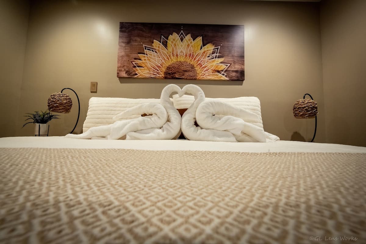 Habitación de lujo | 1 habitación, tabla de planchar con plancha, wifi gratis y ropa de cama