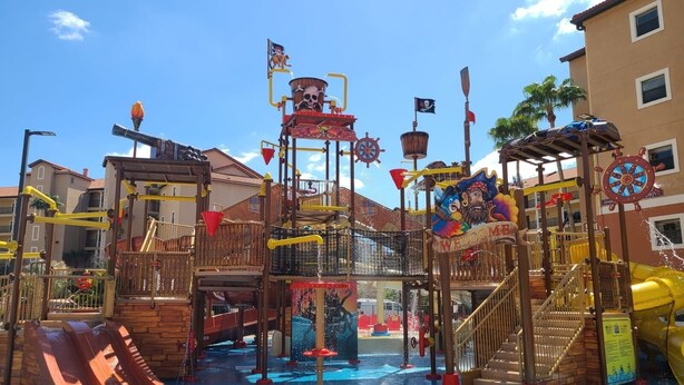 Een waterpark met glijbanen, een piratentuin en een zwembad.