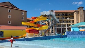Een waterpark met glijbanen en een zwembad.