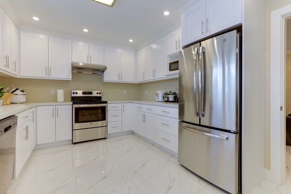 Køleskab, mikrobølgeovn, ovn, kogeplade