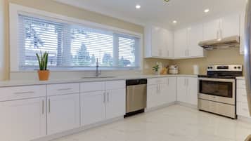 Geladeira, micro-ondas, fogão, cooktop