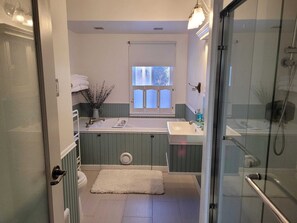 Douche, baignoire à jets, sèche-cheveux, serviettes fournies
