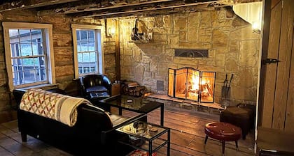 Luxury Glamping Yurt at River Mountain-Meadow View