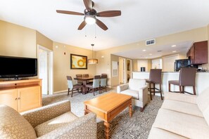 Fernseher, Kamin, DVD-Player