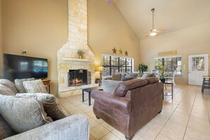 Smart TV, fireplace - Los Encinos @ Frio River Vacation Rentals-Freshly renovated home with a pool (Concan)