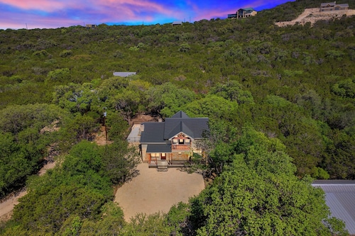 Los Encinos @ Frio River Vacation Rentals-Freshly renovated home with a pool