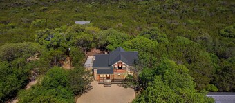 Los Encinos @ Frio River Vacation Rentals-Freshly renovated home with a pool