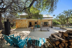 Outdoor dining - Los Encinos @ Frio River Vacation Rentals-Freshly renovated home with a pool (Concan)