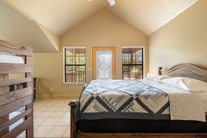 4 室のベッドルーム、WiFi (無料)