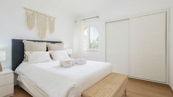 3 slaapkamers, een strijkplank/strijkijzer, gratis wifi, beddengoed