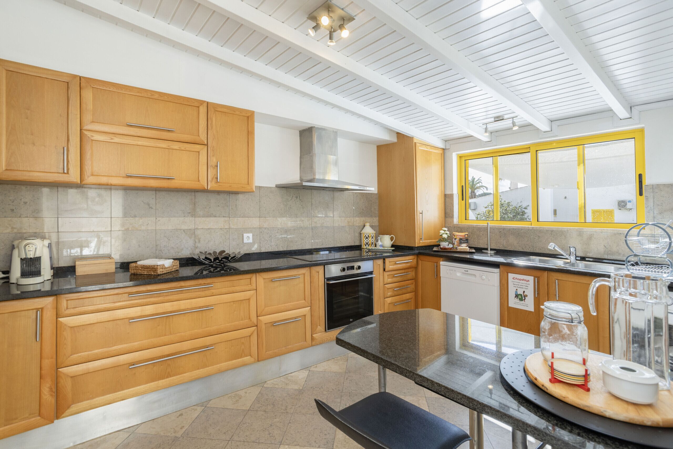 Geladeira, micro-ondas, fogão, lava-louças