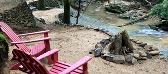 September Discount!!  River & creek, waterfall, hot tub, fire pit, dogs OK