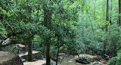 September Discount!! River & creek, waterfall, hot tub, fire pit, dogs OK