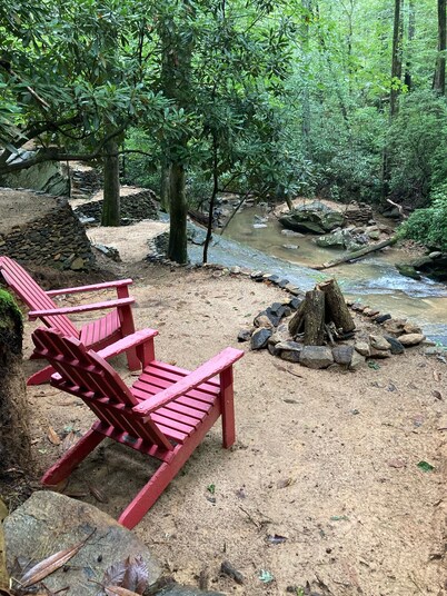 September Discount!!  River & creek, waterfall, hot tub, fire pit, dogs OK