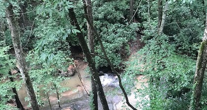 November Discount!! River & creek, waterfall, hot tub, fire pit, dogs OK