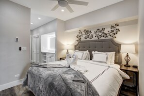 2 dormitorios, escritorio, tabla de planchar con plancha y cuna de viaje