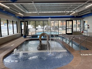 Alberca techada y alberca al aire libre