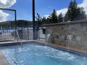 Una piscina cubierta, una piscina al aire libre