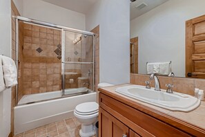 Bañera con ducha, bañera de hidromasaje, secador de pelo, toallas