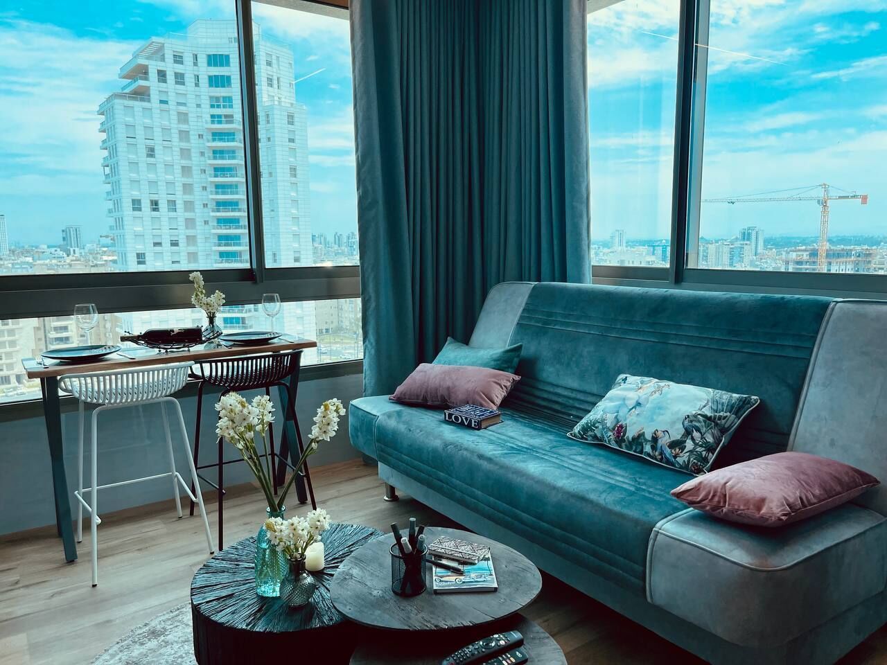 Apartamento Confort | Ropa de cama de alta calidad, escritorio, cortinas opacas