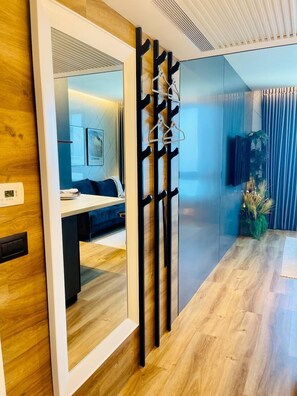 Suite de diseñador | Ropa de cama de alta calidad, escritorio y cortinas blackout