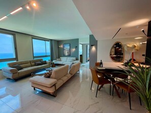 Presidential Suite | Premium bedding, desk, blackout drapes, soundproofing - C Tower Apartments (Netanya)