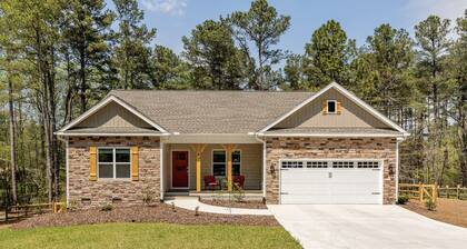 Serenity on Pinehurst No 6! <3.5 miles to the Village of Pinehurst! Sleeps 10!