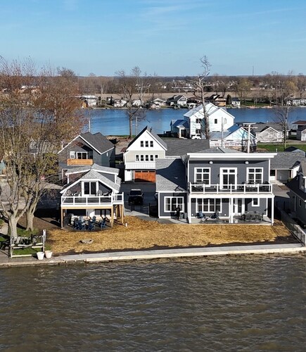 SUNSET RETREAT-Brand New Luxury 4BR, 4.5BA waterfront, best sunsets on the lake!