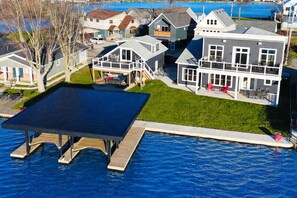 Un barrio residencial con casas, un muelle y una piscina.