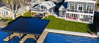 SUNSET RETREAT-Luxury 4BR, 4.5BA waterfront, boathouse, best sunset on the lake!