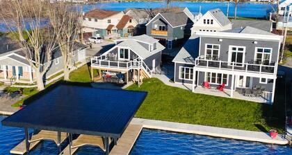 SUNSET RETREAT-Luxury 4BR, 4.5BA waterfront, boathouse, best sunset on the lake!