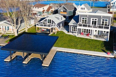 SUNSET RETREAT-Luxury 4BR, 4.5BA waterfront, boat lift, best sunset on the lake!
