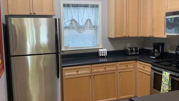 雪櫃、微波爐、焗爐、爐具