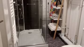 Een douche, een haardroger, handdoeken, zeep