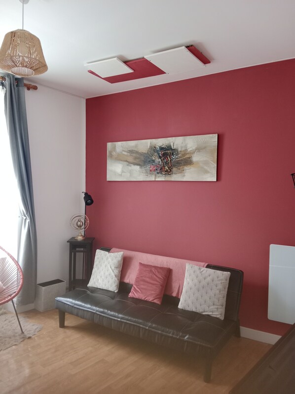 TV, books - Pounette, T3 apartment center / Luxeuil thermal baths (Luxeuil-les-Bains)