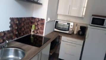 Een koelkast, een microgolfoven, een oven, een kookplaat