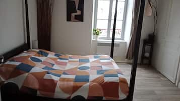 2 slaapkamers, een strijkplank/strijkijzer, gratis wifi, beddengoed