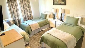3 bedrooms, desk, iron/ironing board, free WiFi