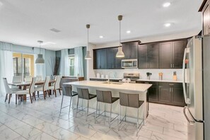 Fridge, microwave, oven, stovetop - Amazing 6 BR STOREY LAKE RESORT, ideal location, close to everything 2753 (Kissimmee)