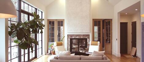 Een smart-tv, een open haard en boeken