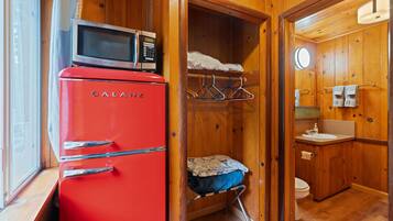 Refrigerador, microondas, cafetera y tetera y utensilios de cocina